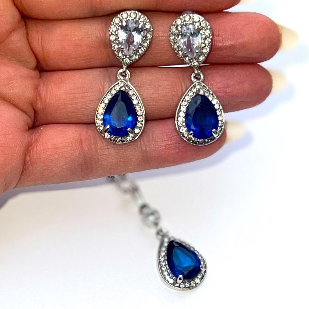 Beautiful Blue & White Crystal Necklace & Earrings set